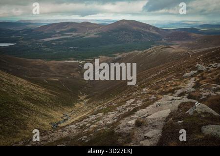 Marcher jusqu'à Cairn Gorm dans les Highlands écossais Banque D'Images