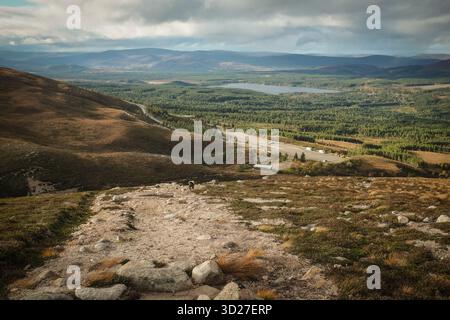 Marcher jusqu'à Cairn Gorm dans les Highlands écossais Banque D'Images