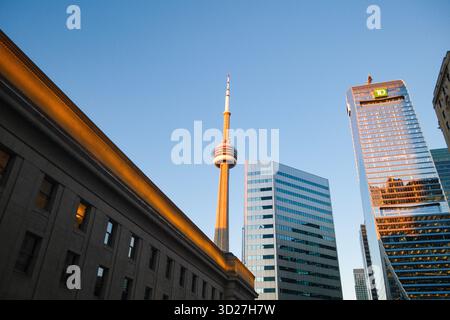 La tour CN s'élève au-dessus de la gare Union avec la tour TD Bank à côté dans le centre-ville de Toronto. Banque D'Images