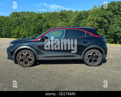 Almere, pays-Bas - 29 juin 2025 : Opel Mokka noir garé au bord de la route.. Personne dans le véhicule. Banque D'Images