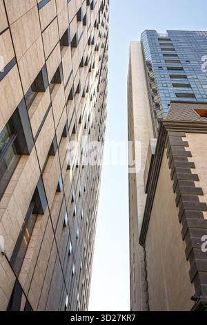 Deux grands bâtiments avec un ciel bleu clair en arrière-plan. Les bâtiments sont faits de pierre et ont des fenêtres Banque D'Images
