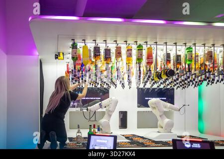 Las Vegas, Nevada - les barmans robotisés préparent et servent des boissons au « Tipsy robot » du Venetian Resort. Une vraie personne remplace les bouteilles d'alcool vides. Banque D'Images