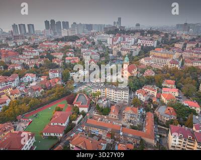 La baie de Qingdao et l'église luthérienne vues de la colline de signal Park en automne, Qingdao, Chine. Banque D'Images