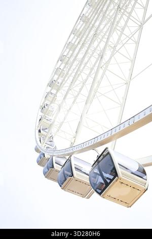 Les visiteurs peuvent profiter d'une vue imprenable depuis les cabines d'une grande roue d'observation. Le temps est clair et lumineux, créant une belle toile de fond pour le Banque D'Images