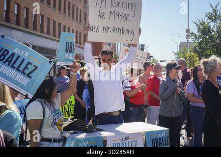 Alex Uballez, candidat à la mairie de l'ABQ, tient une pancarte disant : « je me présente pour le maire demandez-moi n'importe quoi » sur un stand de campagne lors de la manifestation No Kings Banque D'Images