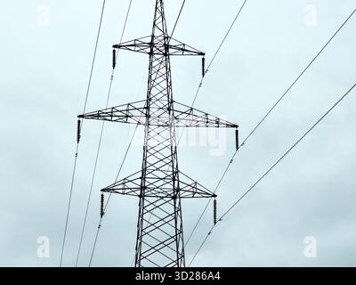 Pylône électrique massif en acier. Banque D'Images