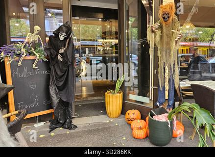 Faucheuse sinistre, loup-garou et lanternes sculptées comme décoration devant un restaurant pour Halloween à Budapest, Hongrie Banque D'Images