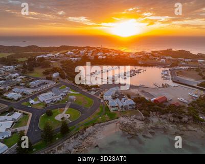 Vue aérienne d'un coucher de soleil coloré sur un port de plaisance dans une ville côtière de Robe sur la côte calcaire de l'Australie méridionale Banque D'Images