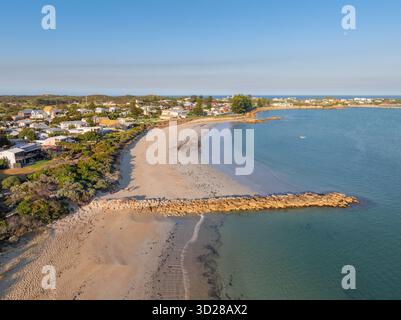 Vue aérienne d'un brise-lames rocheux au large d'une plage de sable et d'une mer bleue calme à Robe sur la côte calcaire de l'Australie méridionale Banque D'Images