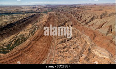 Enregistrement par drone de formations rocheuses géologiques dans le comté de San Juan, Utah Banque D'Images