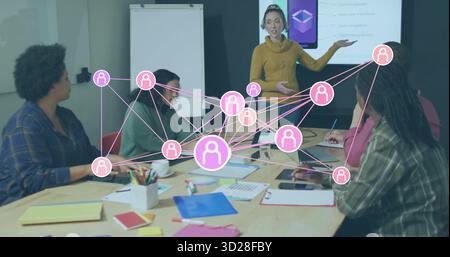 Femme gestuelle en col roulé moutarde présentant la diapositive UX dans la réunion avec la table et la superposition de réseau Banque D'Images