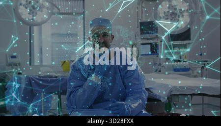 Chirurgien opérant dans les gommages bleus en salle d'opération sur le lit, avec des moniteurs de lumières holographiques superposés Banque D'Images