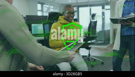 Homme avec des lunettes et un sweat à capuche jaune examinant des documents dans le bureau, avec des icônes de superposition de sécurité Banque D'Images