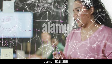 Femme marquant portant un pull rose dessinant des diagrammes sur tableau blanc dans la salle de conférence, espace de copie Banque D'Images