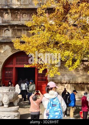 Pékin, Chine. 31 octobre 2025. Cette photo prise par un téléphone portable le 31 octobre 2025 montre des touristes visitant le temple de Wuta (cinq pagodes) à Pékin, capitale de la Chine. Crédit : Xu Jinquan/Xinhua/Alamy Live News Banque D'Images