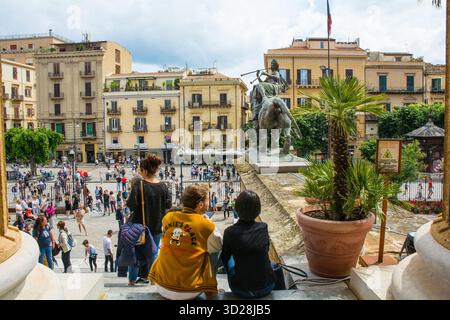 Palerme, Italie - 18 mai 2025. Piazza Giuseppe Verdi, également appelée Piazza Massimo, dans le Castellammare. Les touristes sont assis sur les marches du Teatro Massimo Banque D'Images