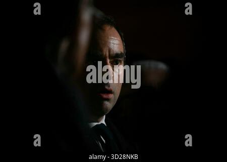 Carentan, France. 30 octobre 2025. Le premier ministre français Sébastien Lecornu s'adresse aux médias après avoir visité l'hôpital et le centre de santé de Carentan, à Carentan, dans le nord-ouest de la France, le 30 octobre 2025. Photo de Lou Benoist/Pool/ABACAPRESS.COM crédit : Abaca Press/Alamy Live News Banque D'Images