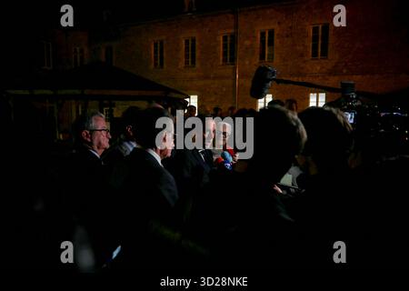 Carentan, France. 30 octobre 2025. Le premier ministre français Sébastien Lecornu (C) s'adresse aux médias après avoir visité l'hôpital et le centre de santé de Carentan, à Carentan, dans le nord-ouest de la France, le 30 octobre 2025. Photo de Lou Benoist/Pool/ABACAPRESS.COM crédit : Abaca Press/Alamy Live News Banque D'Images
