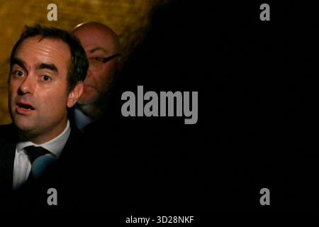 Carentan, France. 30 octobre 2025. Le premier ministre français Sébastien Lecornu s'adresse aux médias après avoir visité l'hôpital et le centre de santé de Carentan, à Carentan, dans le nord-ouest de la France, le 30 octobre 2025. Photo de Lou Benoist/Pool/ABACAPRESS.COM crédit : Abaca Press/Alamy Live News Banque D'Images
