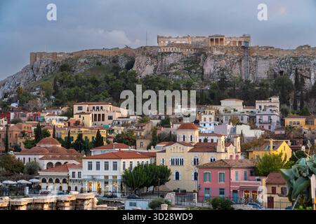 Quartier coloré de Plaka avec la colline de l'Acropole et le Parthénon à Athènes Banque D'Images