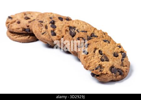 Biscuits aux pépites de chocolat cuits isolés sur fond blanc Banque D'Images