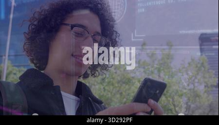 Étudiant debout portant des lunettes et sac à dos vérifiant smartphone à plaza, avec graphiques numériques Banque D'Images