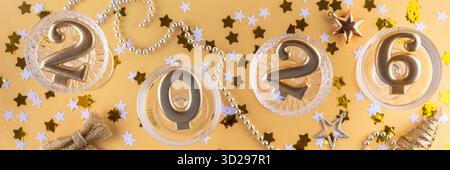 Fond de carte de voeux de célébration du nouvel an 2026 numéros d'or 2026 avec décoration de fête dorée, étoiles confettis sur fond rose. Flat Lay, Merry Banque D'Images