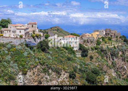 Maisons sur une colline à Savoca, petite ville sur la Sicile en Italie Banque D'Images