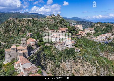 Savoca village sur l'île de Sicile en Italie - voir avec ruines d'Pentefur château sur une colline et Chiesa Madre di Savoca sur le premier plan de l'église Banque D'Images