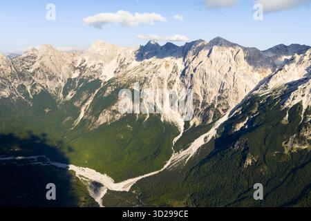 Vue aérienne de sommets déchiquetés et de vallées verdoyantes s'entrelacent sous un vaste ciel, symphonie de textures et de tons dans le grand design de la nature, Teth, Shkodër Banque D'Images