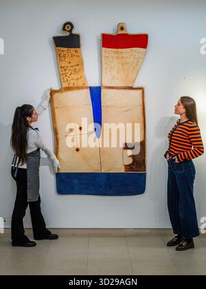 Londres, Royaume-Uni. 31 octobre 2025. Farid Belkahia, Somalie 2, estimation GBP 100 000 - GBP 150 000 - The Silsila : faits saillants de la vente de la collection Dalloul à Christie's King Street, Londres. Art moderne et contemporain du moyen-Orient. Crédit : Guy Bell/Alamy Live News Banque D'Images