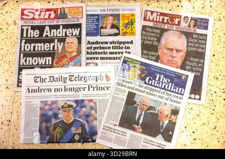 Londres, Royaume-Uni. 31 octobre 2025. Les journaux montrant la chute de l'ancien SAR le Prince Andrew. Le prince Andrew est déchu de son titre de « prince » et quittera son manoir de Windsor, Royal Lodge le frère du roi - maintenant connu sous le nom d'Andrew Mountbatten Windsor - déménagera dans le domaine royal de Sandringham, Norfolk. Andrew a renoncé à ses autres titres royaux plus tôt ce mois-ci, y compris le Duke of Yor Credit : Mark Thomas/Alamy Live News Banque D'Images