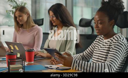 Trois femmes d'affaires informelles multiraciales travaillant dans le bureau occasionnel diversité femmes d'affaires travaillent avec des ordinateurs portables collaboration de partenariat informatique Banque D'Images