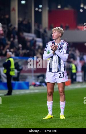 Paulina Krumbiegel (Juventus Turin, n°27) ist enttauescht ueber die Niederlage und bedankt sich BEI den fans, GER, FC Bayern Muenchen vs Juventus Turin, Fussball UEFA Womens Champions League, Ligaphase, 2. Spieltag, saison 2025/2026, 16.10.2025 Foto : Eibner-Pressefoto/Michael Memmler Banque D'Images