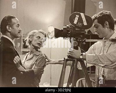 STANLEY KUBRICK, FRANK SILVERA et Irene KANE dans KISS ME, KILL ME (1955) -titre original : KILLER'S KISS-, réalisé par STANLEY KUBRICK. Crédit : UNITED ARTISTS / album Banque D'Images