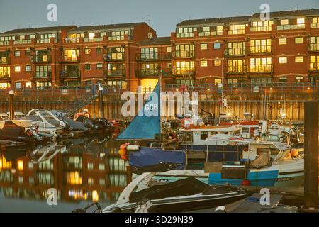Immeubles d'appartements modernes au bord du port à la lumière du soleil le soir ; Exmouth, Devon, Grande-Bretagne Banque D'Images