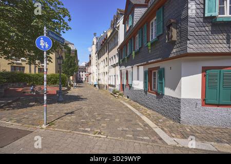 Bâtiments historiques, maisons, tuiles d'ardoise, trottoir en pierre de pavage, signalisation routière chemin spécial pour les piétons, nom de l'allée, arbres, buissons, ciel bleu, inter Banque D'Images