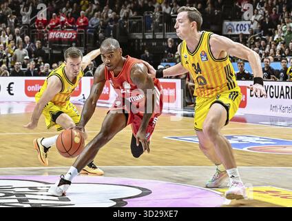 Basket-ball BBL Bundesliga, Alba Berlin, FC Bayern Munich Basketball de gauche Martin Hermannsson (Alba Berlin), Isiaha Mike (FC Bayern Basketball), Ju Banque D'Images