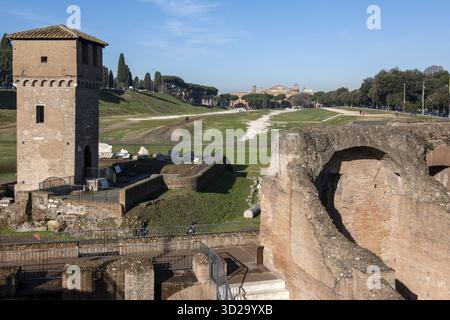 Vue de l'emplacement depuis les ruines au premier plan d'anciens stands autour du virage sud de sur Circus Maximus lieu des courses de chars, tour médiévale gauche Torr Banque D'Images
