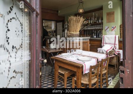 L'intérieur historique de l'Auberge Ravoux (Maison de Van Gogh) à Auvers-sur-Oise montre une table en bois traditionnelle avec des chaises et une vue sur le Banque D'Images
