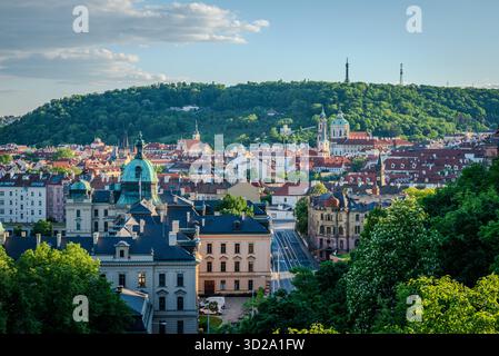 Belle vue de mai de la petite ville de Prague (Malá Strana) dans l'après-midi, République tchèque, vue depuis le parc Letná Banque D'Images