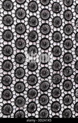 Magnifique dentelle noire vintage sur fond blanc. Arrière-plan vertical. mise en page pour la conception Banque D'Images