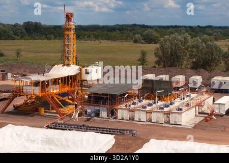 Engin de forage, équipement sur le site de forage pétrolier. Banque D'Images