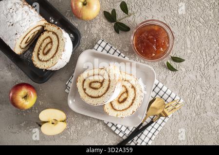 Rouleau de gâteau éponge tendre fraîchement cuit avec confiture de pommes pour demain. délicieux dessert. gâteaux faits maison Banque D'Images