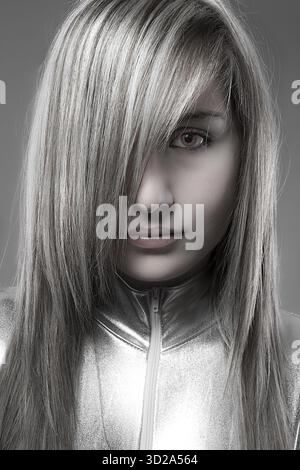 Les jeunes avenir attrayant avec des yeux vides et costume gris argent Banque D'Images