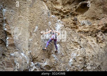 Vue en bas angle d'une jeune femme pratiquant l'escalade sportive au canadon de la buitrera canyon, ville de piedra parada, patagonie, province de chubut, argent Banque D'Images