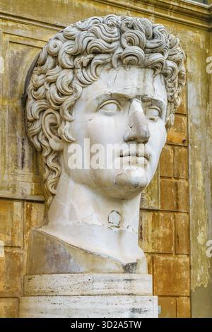 Statue de César août située dans la cour de la pigna au musée du vatican dans la ville de Rome, Italie, Italie Banque D'Images