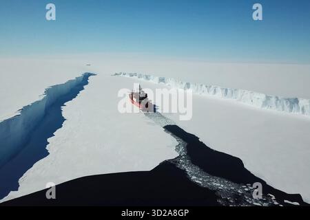Un naldo enpaté de glace, navire de déglaçage. Banque D'Images