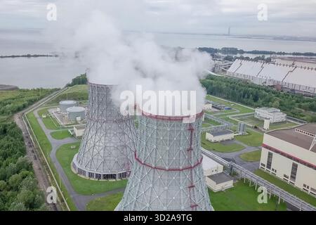 Tours à vapeur en plein essor d'une centrale nucléaire. Banque D'Images