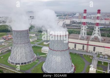 Tours à vapeur en plein essor d'une centrale nucléaire. Banque D'Images